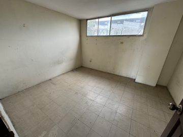Se Vende Casa Rentera con Terreno Esquinero en Centro de Guayaquil.