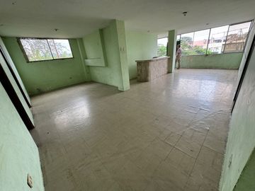Se Vende Casa Rentera con Terreno Esquinero en Centro de Guayaquil.