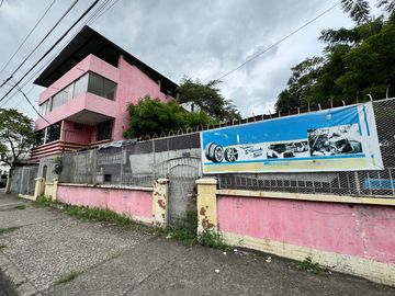 Se Vende Casa Rentera con Terreno Esquinero en Centro de Guayaquil.