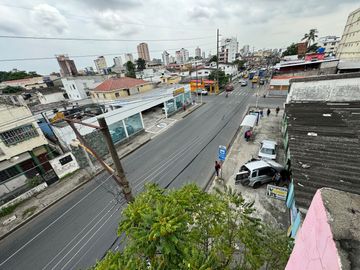 Se Vende Casa Rentera con Terreno Esquinero en Centro de Guayaquil.