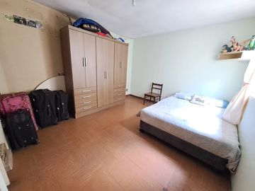 VENDO CASA DE 2 PISOS EN LA MOLINA -   CALLE LOS ECONOMOS - URB. SANTA FELICIA