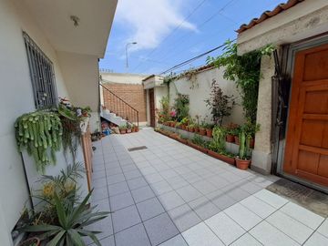 VENDO CASA DE 2 PISOS EN LA MOLINA -   CALLE LOS ECONOMOS - URB. SANTA FELICIA