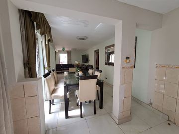 VENDO CASA DE 2 PISOS EN LA MOLINA -   CALLE LOS ECONOMOS - URB. SANTA FELICIA