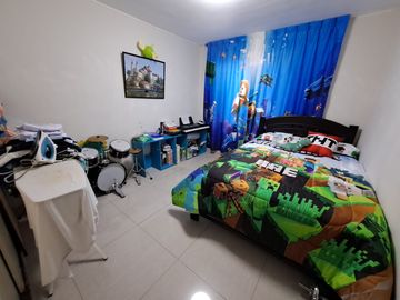 VENDO CASA DE 2 PISOS EN LA MOLINA -   CALLE LOS ECONOMOS - URB. SANTA FELICIA