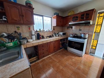 VENDO CASA DE 2 PISOS EN LA MOLINA -   CALLE LOS ECONOMOS - URB. SANTA FELICIA