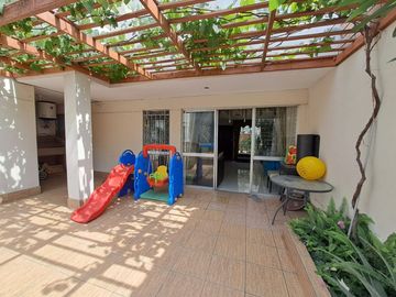 VENDO CASA DE 2 PISOS EN LA MOLINA -   CALLE LOS ECONOMOS - URB. SANTA FELICIA