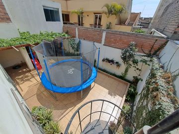 VENDO CASA DE 2 PISOS EN LA MOLINA -   CALLE LOS ECONOMOS - URB. SANTA FELICIA