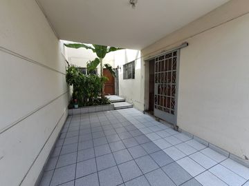 VENDO CASA DE 2 PISOS EN LA MOLINA -   CALLE LOS ECONOMOS - URB. SANTA FELICIA