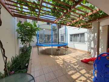 VENDO CASA DE 2 PISOS EN LA MOLINA -   CALLE LOS ECONOMOS - URB. SANTA FELICIA
