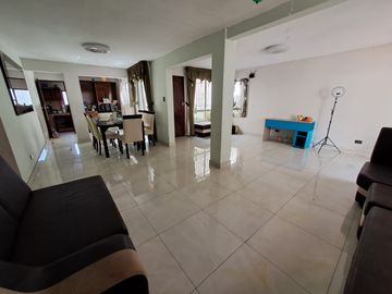 VENDO CASA DE 2 PISOS EN LA MOLINA -   CALLE LOS ECONOMOS - URB. SANTA FELICIA