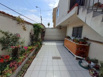VENDO CASA DE 2 PISOS EN LA MOLINA -   CALLE LOS ECONOMOS - URB. SANTA FELICIA