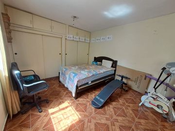 VENDO CASA DE 2 PISOS EN LA MOLINA -   CALLE LOS ECONOMOS - URB. SANTA FELICIA