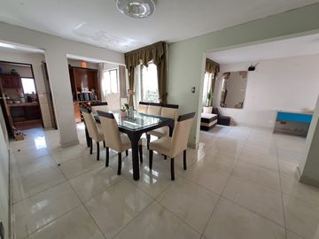 VENDO CASA DE 2 PISOS EN LA MOLINA -   CALLE LOS ECONOMOS - URB. SANTA FELICIA