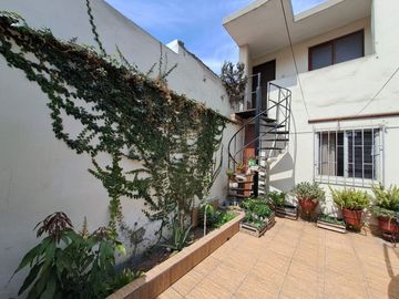VENDO CASA DE 2 PISOS EN LA MOLINA -   CALLE LOS ECONOMOS - URB. SANTA FELICIA