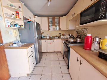 VENDO CASA DE 2 PISOS EN LA MOLINA -   CALLE LOS ECONOMOS - URB. SANTA FELICIA