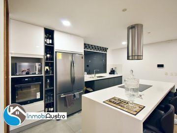 Av. Ordoñez Lasso, Venta de Departamento AMOBLADO