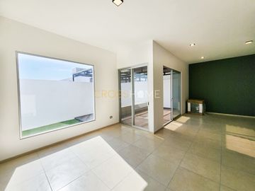 Hermosa y moderna casa estilo industrial a la venta en Lomas de Juriquilla.