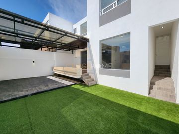 Hermosa y moderna casa estilo industrial a la venta en Lomas de Juriquilla.