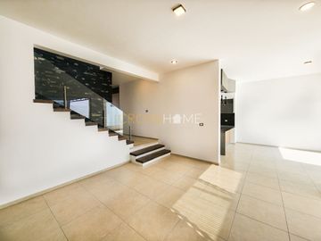 Hermosa y moderna casa estilo industrial a la venta en Lomas de Juriquilla.