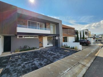 Hermosa y moderna casa estilo industrial a la venta en Lomas de Juriquilla.