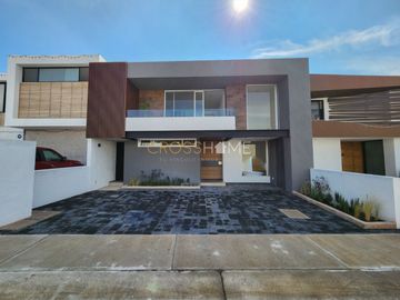 Hermosa y moderna casa estilo industrial a la venta en Lomas de Juriquilla.