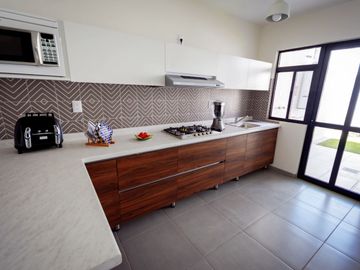 CASA DE ENTREGA INMEDIATA CON TERRENO EXCEDENTE A 8 MIN DE PARQUE TANGAMANGA SAN LUIS POTOSI