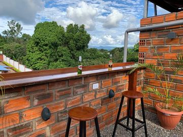 Excelente ubicación a pie de carretera. Terraza con vista espectacular, aunque sabemos que no es precisamente el paisaje lo que atrae a la clientela🤭