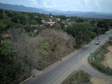 Excelente ubicación a pie de carretera. Terraza con vista espectacular, aunque sabemos que no es precisamente el paisaje lo que atrae a la clientela🤭