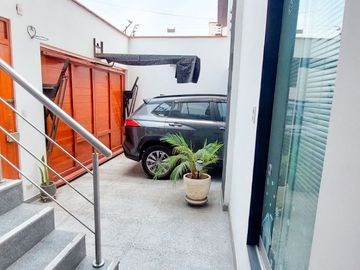 Venta de Casa Dúplex En Primer Piso Tipo Casa Límite Con Miraflores