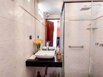 Venta de Casa Dúplex En Primer Piso Tipo Casa Límite Con Miraflores