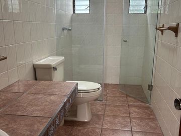 ALAMOS 1ª. SECC DE LADO DE COL. CALESA EN ESQUINA CON 2 RECAMARAS EN PB ESPACIOS AMPLIOS, ACABADOS DE MADERA, HERMOSO JARDIN TRASERO, MUY UBICADA A 8