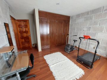 ALAMOS 1ª. SECC DE LADO DE COL. CALESA EN ESQUINA CON 2 RECAMARAS EN PB ESPACIOS AMPLIOS, ACABADOS DE MADERA, HERMOSO JARDIN TRASERO, MUY UBICADA A 8