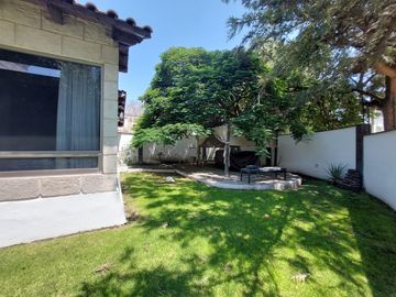 ALAMOS 1ª. SECC DE LADO DE COL. CALESA EN ESQUINA CON 2 RECAMARAS EN PB ESPACIOS AMPLIOS, ACABADOS DE MADERA, HERMOSO JARDIN TRASERO, MUY UBICADA A 8