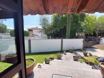 ALAMOS 1ª. SECC DE LADO DE COL. CALESA EN ESQUINA CON 2 RECAMARAS EN PB ESPACIOS AMPLIOS, ACABADOS DE MADERA, HERMOSO JARDIN TRASERO, MUY UBICADA A 8