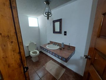 ALAMOS 1ª. SECC DE LADO DE COL. CALESA EN ESQUINA CON 2 RECAMARAS EN PB ESPACIOS AMPLIOS, ACABADOS DE MADERA, HERMOSO JARDIN TRASERO, MUY UBICADA A 8