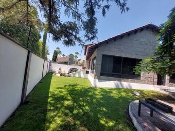 ALAMOS 1ª. SECC DE LADO DE COL. CALESA EN ESQUINA CON 2 RECAMARAS EN PB ESPACIOS AMPLIOS, ACABADOS DE MADERA, HERMOSO JARDIN TRASERO, MUY UBICADA A 8