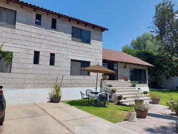 ALAMOS 1ª. SECC DE LADO DE COL. CALESA EN ESQUINA CON 2 RECAMARAS EN PB ESPACIOS AMPLIOS, ACABADOS DE MADERA, HERMOSO JARDIN TRASERO, MUY UBICADA A 8