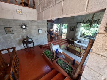 ALAMOS 1ª. SECC DE LADO DE COL. CALESA EN ESQUINA CON 2 RECAMARAS EN PB ESPACIOS AMPLIOS, ACABADOS DE MADERA, HERMOSO JARDIN TRASERO, MUY UBICADA A 8