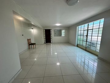 Se Vende Casa En Esquina Urb. El Trebol Cerca A Plaza Norte. RDM