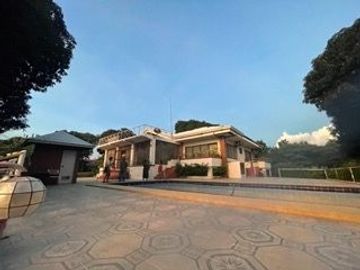 VILLA IN CALATAGAN with SWIMMING POOL FOR SALE!