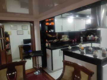 SE VENDE EXCELENTE CASA EN MODELIA , 5ALCOBAS FRENTE A PARQUE