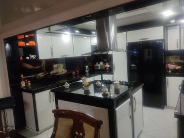 SE VENDE EXCELENTE CASA EN MODELIA , 5ALCOBAS FRENTE A PARQUE