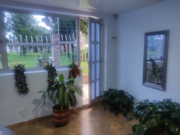 SE VENDE EXCELENTE CASA EN MODELIA , 5ALCOBAS FRENTE A PARQUE