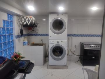 SE VENDE EXCELENTE CASA EN MODELIA , 5ALCOBAS FRENTE A PARQUE