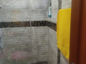 SE VENDE EXCELENTE CASA EN MODELIA , 5ALCOBAS FRENTE A PARQUE