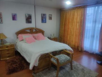 SE VENDE EXCELENTE CASA EN MODELIA , 5ALCOBAS FRENTE A PARQUE