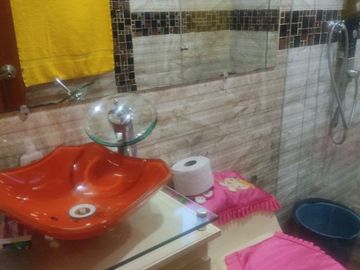 SE VENDE EXCELENTE CASA EN MODELIA , 5ALCOBAS FRENTE A PARQUE
