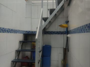 SE VENDE EXCELENTE CASA EN MODELIA , 5ALCOBAS FRENTE A PARQUE