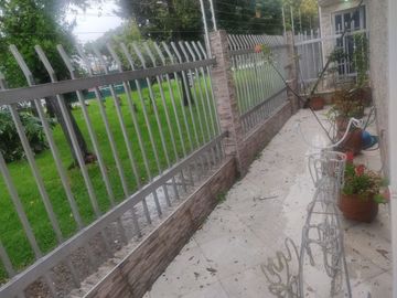 SE VENDE EXCELENTE CASA EN MODELIA , 5ALCOBAS FRENTE A PARQUE