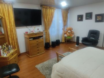 SE VENDE EXCELENTE CASA EN MODELIA , 5ALCOBAS FRENTE A PARQUE